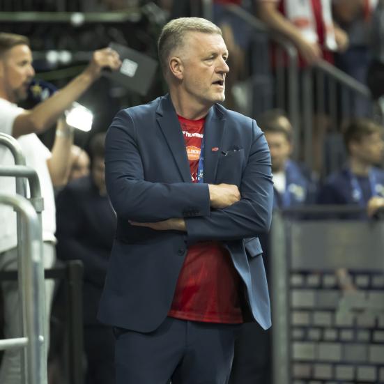 Jan Larsen med korslagte arme på sidelinjen til en håndboldkamp