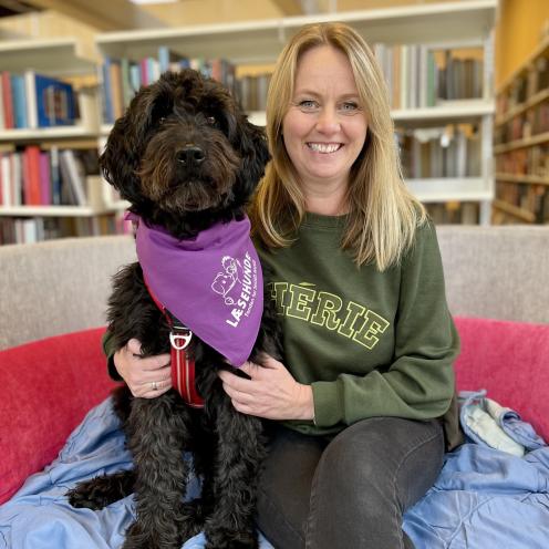 Jette med læsehunden Alba